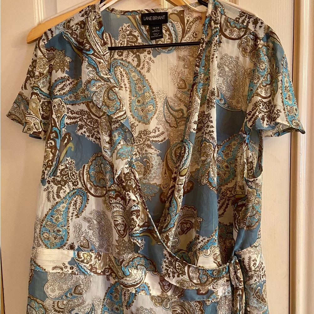 Sheer patterned wrap top, ruffles on v neckline. Ties at side. Lane Bryant 18-20